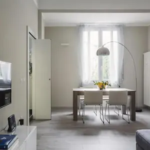https://citta-studi-bright-and-stylish-flat-with-balcony.italymilanhotels.net